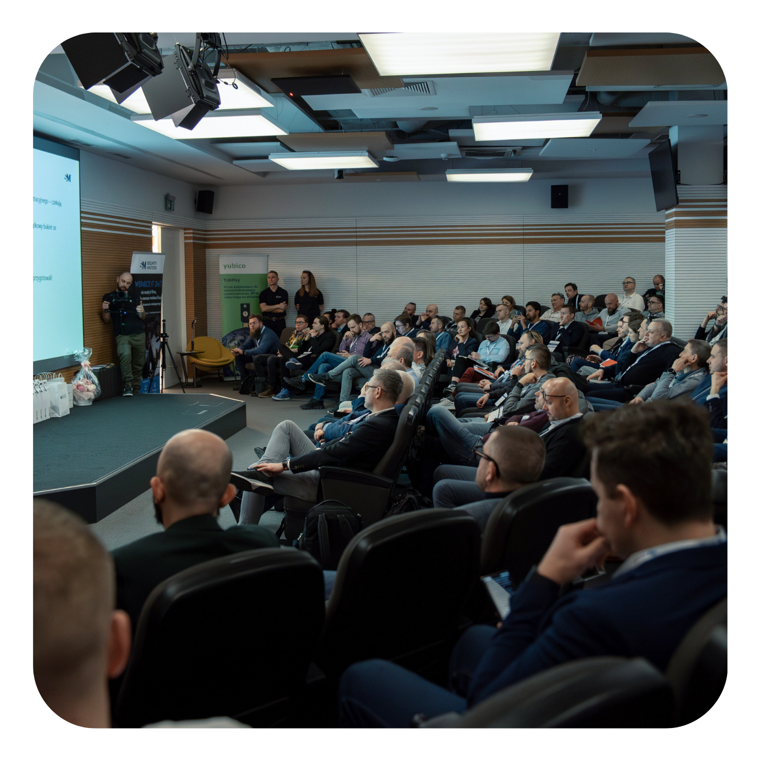 Publiczność podczas prelekcji o cyberbezpieczeństwie w nowoczesnej sali konferencyjnej