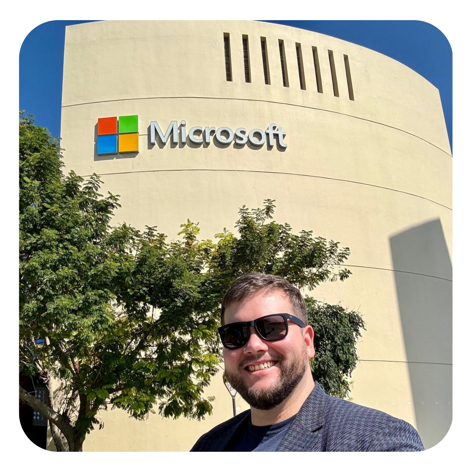 Zdjęcie przed siedzibą Microsoft — przy logo firmy