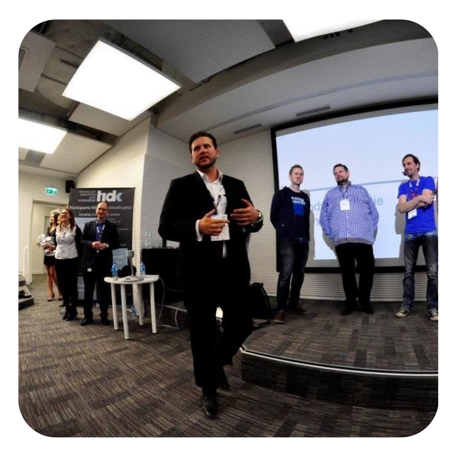 Prelekcja na meetupie/konferencji — wystąpienie w sali szkoleniowej