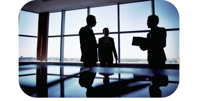 Osoby rozmawiające przy oknie